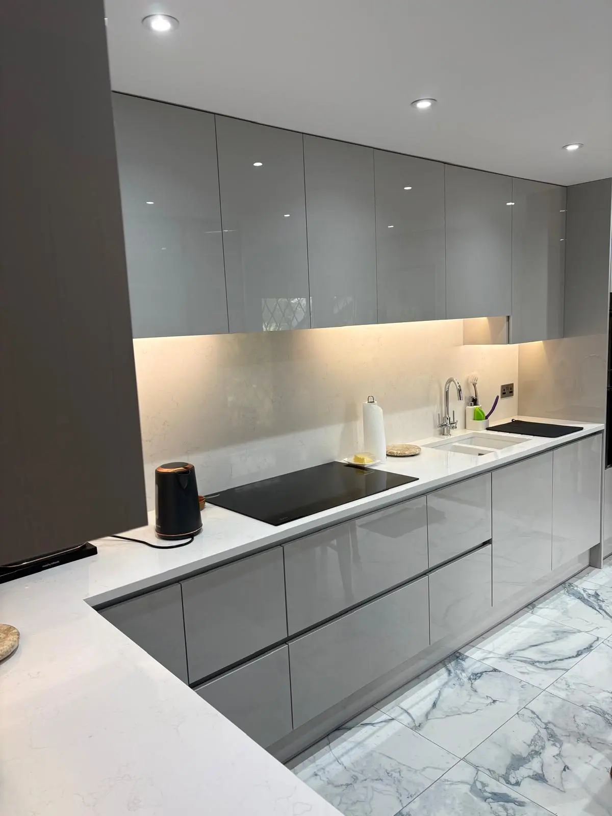 Kitchen — grey gloss · quartz · porcelain