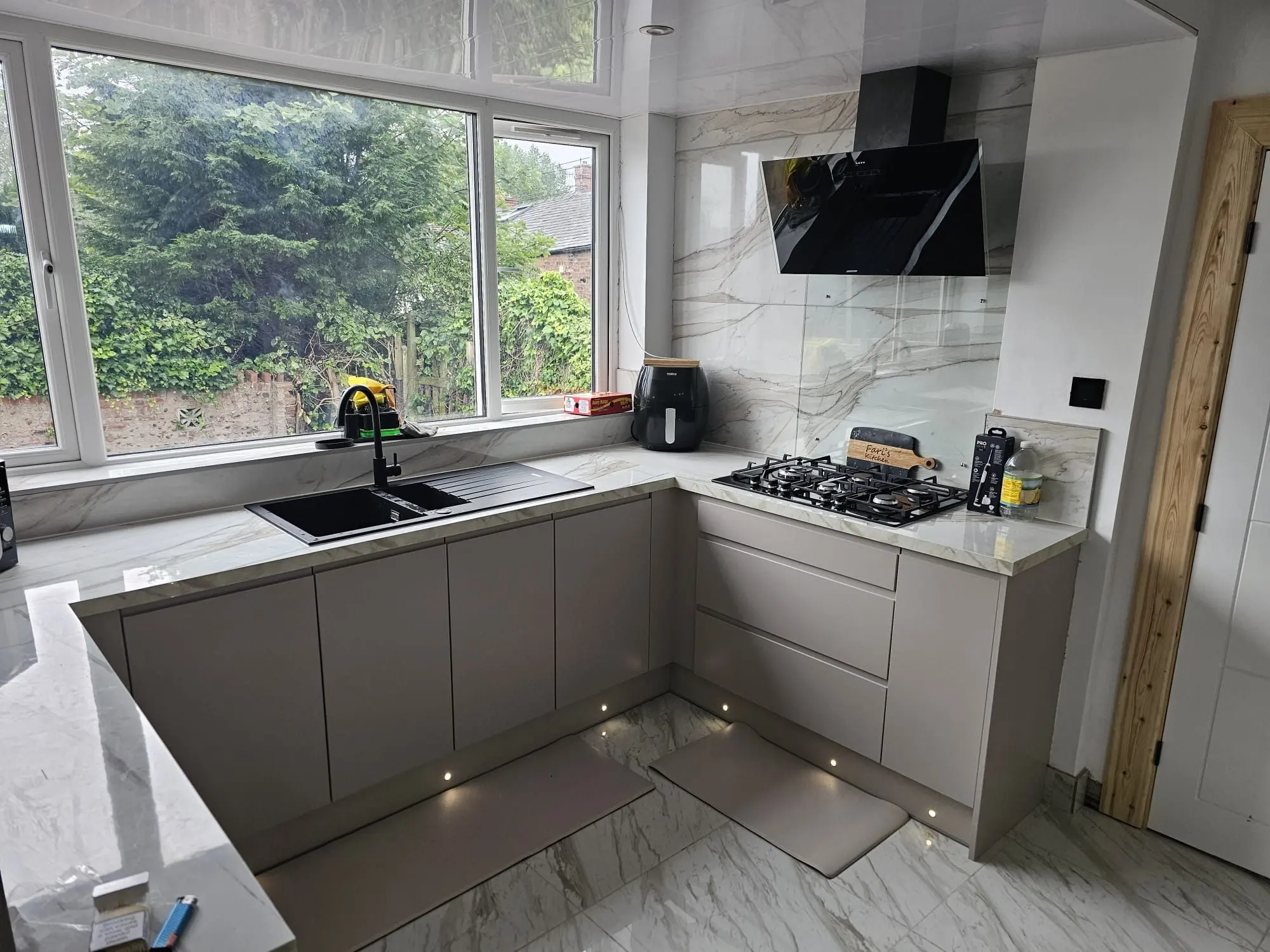 taupe handleless · gas hob